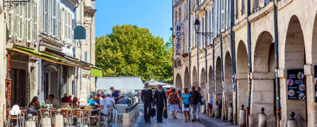 une rue pietonne à la rochelle en 2022