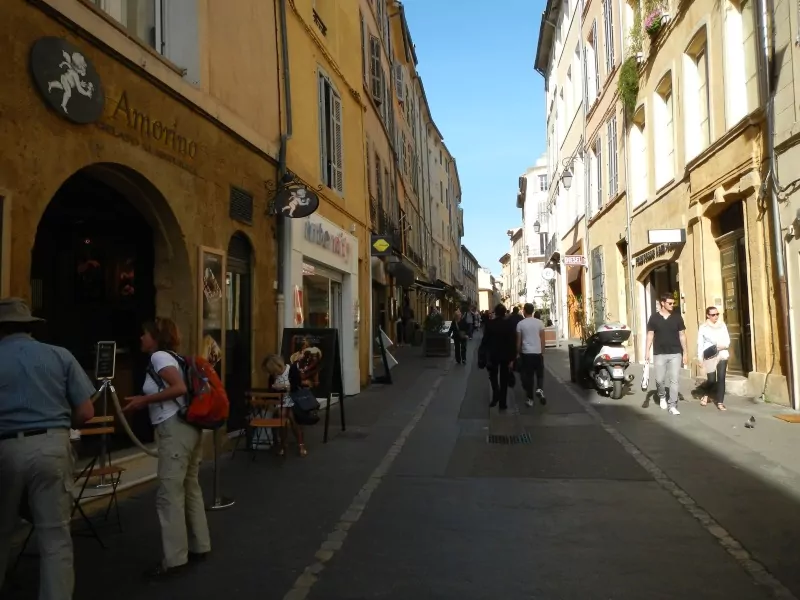 Aix-en-Provence, commerce en pied d'immeubles, magasins et boutiques rue piétonne