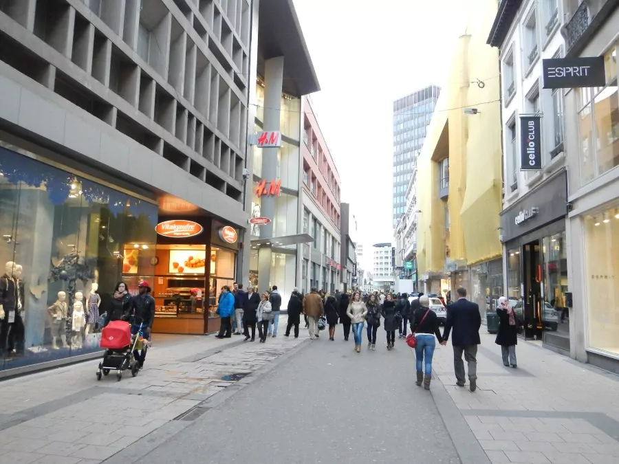 bruxelles, rue piétonne et magasins