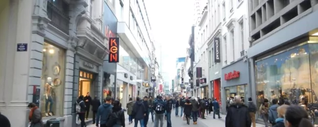 bruxelles, rue piétonne et trafic piéton coeur de ville