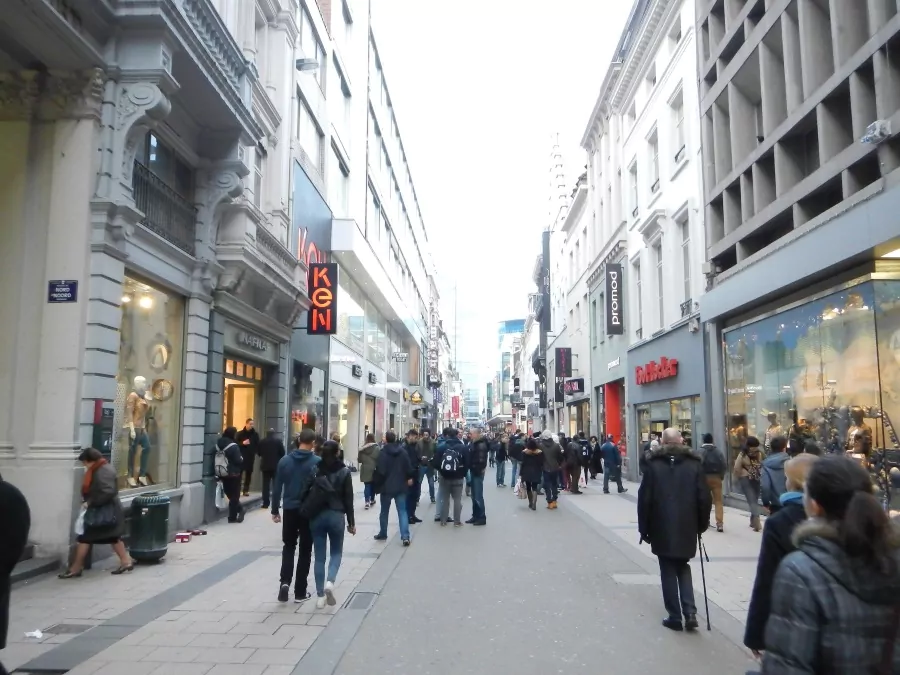 bruxelles, rue piétonne et trafic piéton coeur de ville