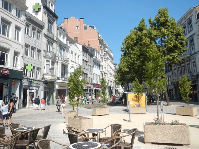 liege, place et rue piétonne, commerces de pieds d'immeubles