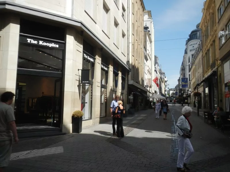 luxembourg, rue pietonne et magasins