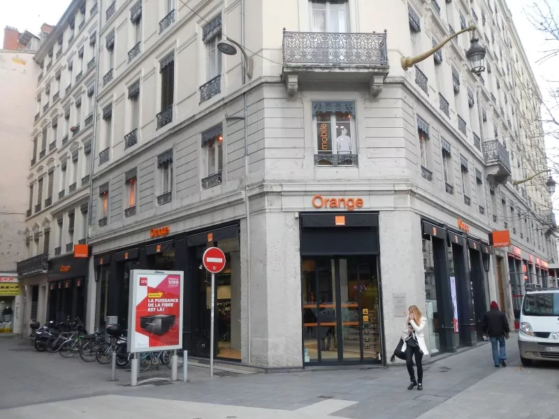 lyon, emplacement commercial pied d'immeuble en centre ville