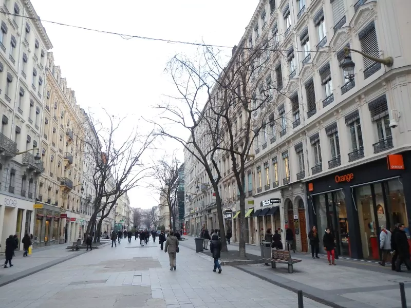 lyon rue piétonne quartier république, quels sont les enseignes présentes ?