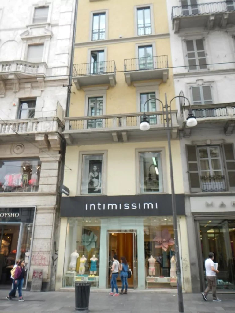 milan magasin pied d'immeuble