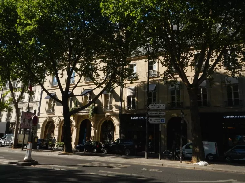 Quelles sont les enseignes ayant une boutique à Paris ?