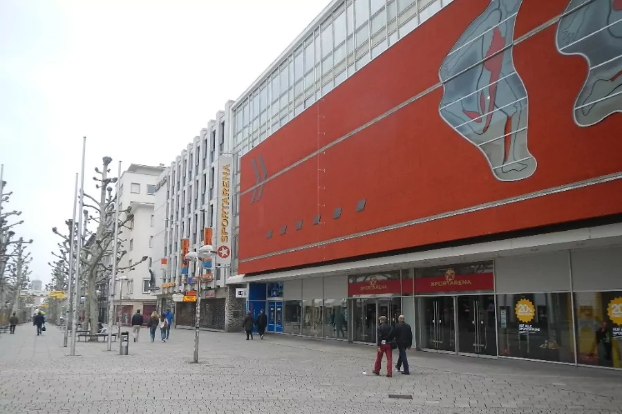 rue pietonne à stuttgart , magasins et commerces de centre villes